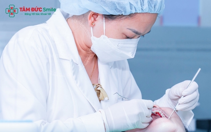 Lấy cao răng tại Tâm Đức Smile là trải nghiệm nhẹ nhàng, giúp hàm răng sạch khuẩn và hơi thở thơm mát.