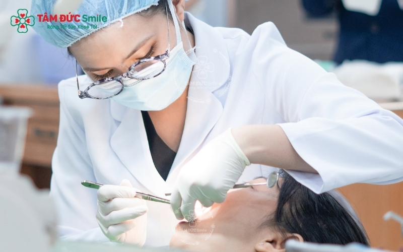 Tại Nha khoa Tâm Đức Smile, khách hàng luôn được bác sĩ thăm khám và tư vấn chi phí cạo vôi răng minh bạch trước khi tiến hành thực hiện.