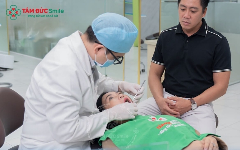 Chi phí cạo vôi răng phụ thuộc đáng kể vào mức độ tích tụ mảng bám và vị trí cao răng (trên nướu hay dưới nướu) của từng trường hợp cụ thể.