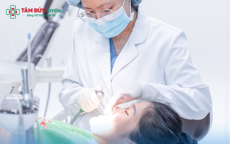 Điều trị tủy chuẩn y khoa tại Nha khoa Tâm Đức Smile loại bỏ triệt để nhiễm khuẩn, bảo tồn răng thật.