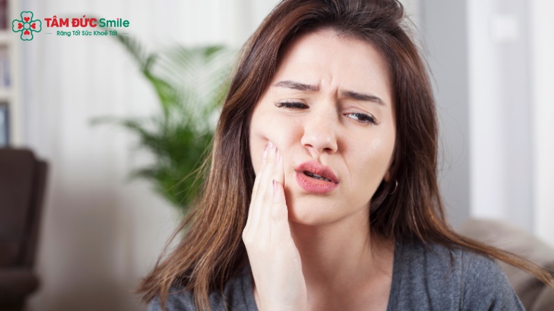 Điều trị tủy giúp giảm đau nhức do viêm tủy bằng cách loại bỏ phần tủy viêm và xử lý nguồn gây đau bên trong răng