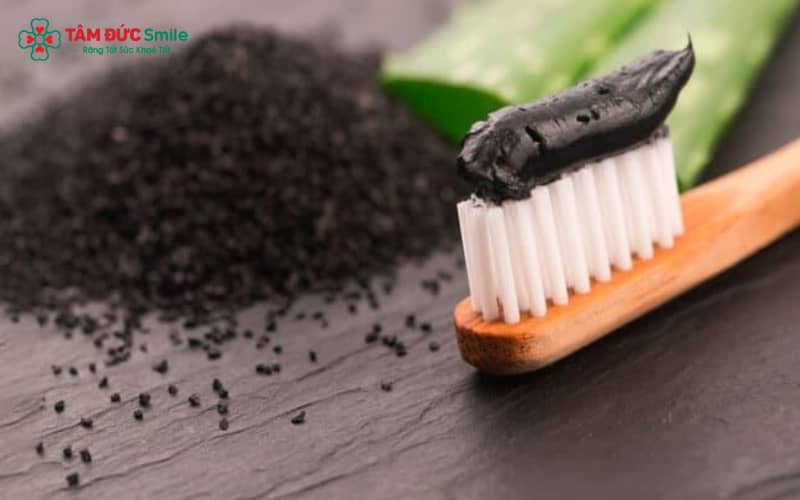 Kem đánh răng chứa than hoạt tính có tác dụng hút cặn bẩn, mang lại bề mặt răng sáng bóng