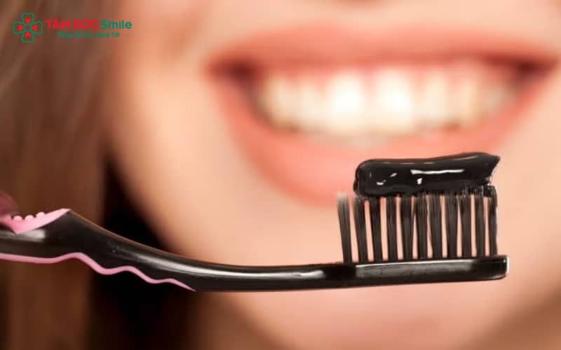 Than hoạt tính có khả năng hấp thụ mạnh, giúp làm sạch bề mặt răng khỏi mảng bám và ố vàng