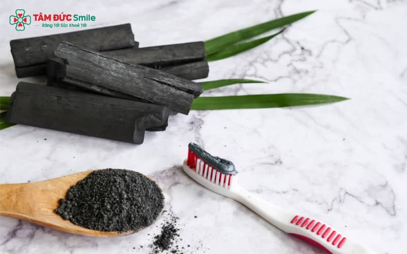 Than hoạt tính trong kem đánh răng có tác dụng hút và loại bỏ tạp chất