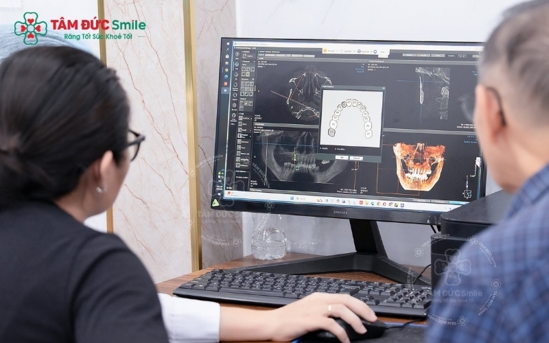 Thăm khám bằng X-quang giúp bác sĩ Tâm Đức Smile đánh giá chính xác khoảng trống và sức khỏe xương hàm.