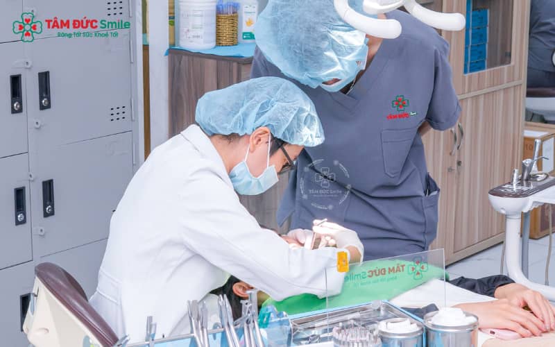 Việc kiểm tra răng định kỳ tại nha khoa uy tín hỗ trợ phát hiện kịp thời các dấu hiệu sâu men