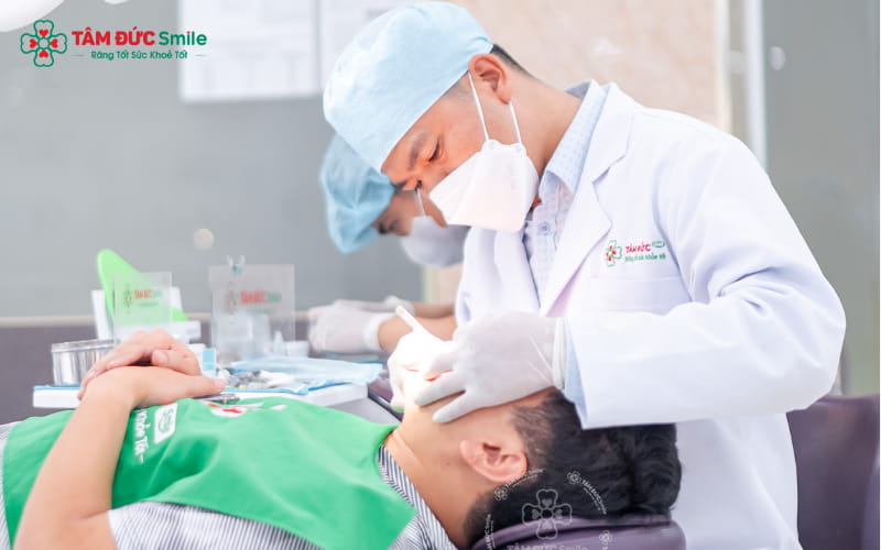 Để khắc phục tình trạng tổn thương nướu, bác sĩ thường chỉ định cạo vôi răng, loại bỏ mảng bám tích tụ ở chân răng