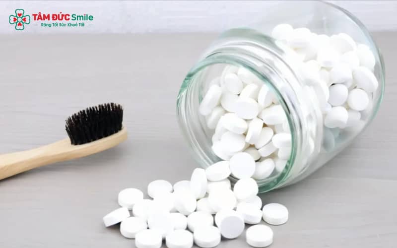 Tẩy trắng răng là một thủ thuật thẩm mỹ làm sáng và trắng màu răng, thường được dùng là để khắc phục răng bị ố vàng