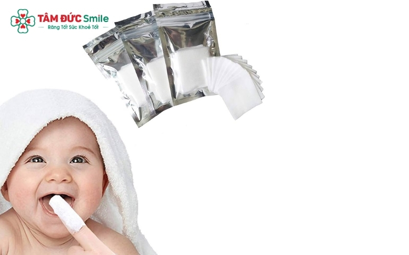 Cha mẹ nên trực tiếp đánh răng cho bé 2 lần/ngày để đảm bảo mảng bám được loại bỏ sạch sẽ.
