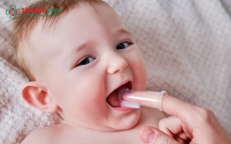 Chỉ dùng một lượng kem đánh răng chứa fluoride bằng hạt gạo để đảm bảo an toàn cho bé 1 tuổi.