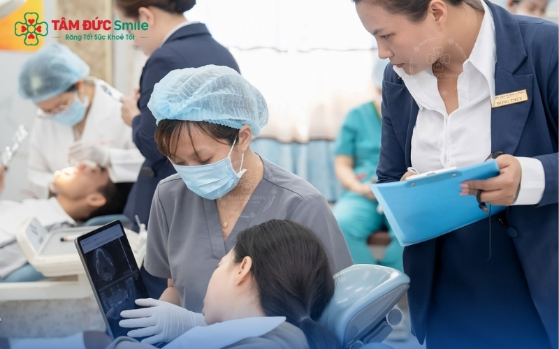 Đưa bé đi khám răng định kỳ từ 1 tuổi giúp theo dõi quá trình mọc răng và phòng ngừa sâu răng sớm.