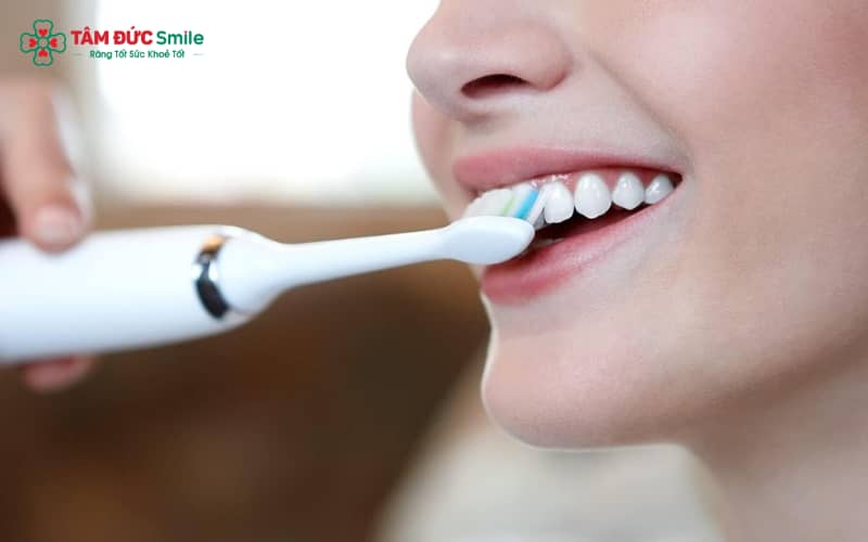 Bàn chải điện giúp vệ sinh răng miệng hiệu quả hơn, loại bỏ mảng bám và giảm nguy cơ viêm lợi