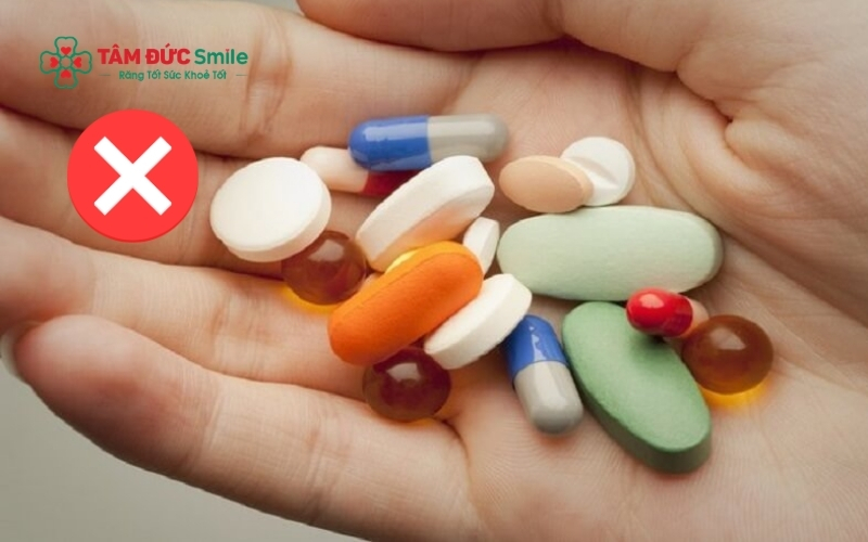 Tuyệt đối không tự ý rạch lợi, dùng vật cứng tác động vào vùng nướu đang sưng hoặc tự mua thuốc kháng sinh khi chưa có chỉ định từ bác sĩ.