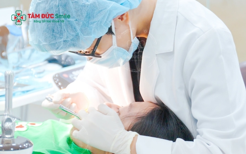Khi cơn đau kéo dài, gây sưng má hoặc khó há miệng, việc thăm khám và chụp phim X-quang là cần thiết để bác sĩ đánh giá chính xác vị trí và hướng mọc của răng số 8.