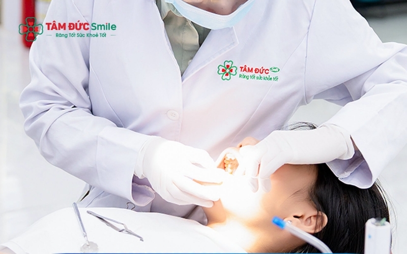 Việc nhổ răng khôn thường được chỉ định khi răng mọc lệch, mọc ngang hoặc mọc ngầm nhằm bảo vệ răng số 7 và duy trì sức khỏe tổng thể của hàm răng.