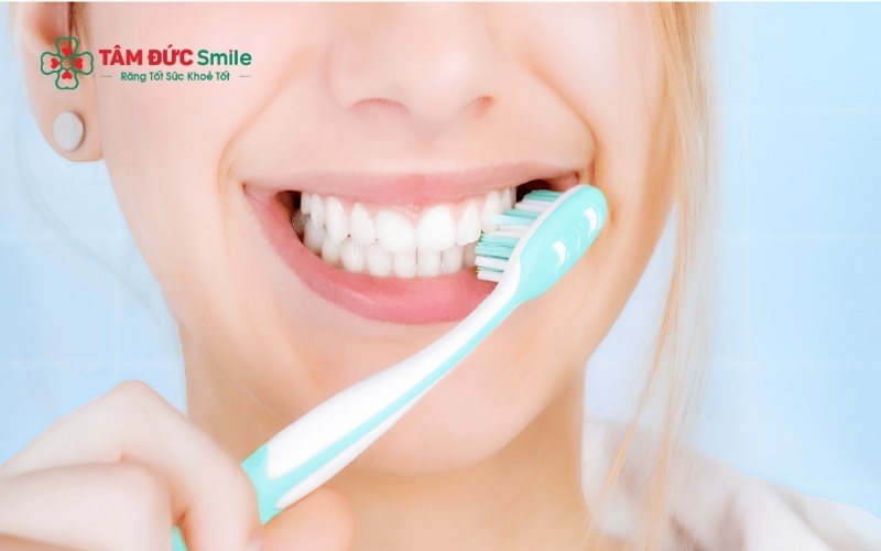 Vệ sinh răng miệng đúng cách mỗi ngày kết hợp với việc cạo vôi răng định kỳ tại nha khoa là "chìa khóa vàng" để duy trì hàm răng chắc khỏe