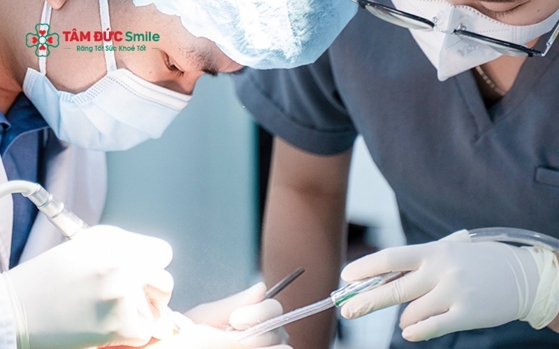Thăm khám chuyên sâu tại nha khoa giúp bác sĩ chẩn đoán chính xác nguyên nhân và đưa ra phác đồ điều trị phù hợp, bảo tồn tối đa răng thật cho bệnh nhân
