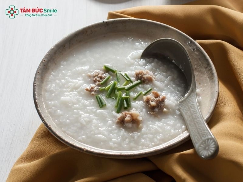 Sau nâng xoang hở, bạn nên ăn mềm, dễ nhai và tránh đồ cay nóng, cứng hoặc quá nóng để hạn chế kích thích vùng phẫu thuật.