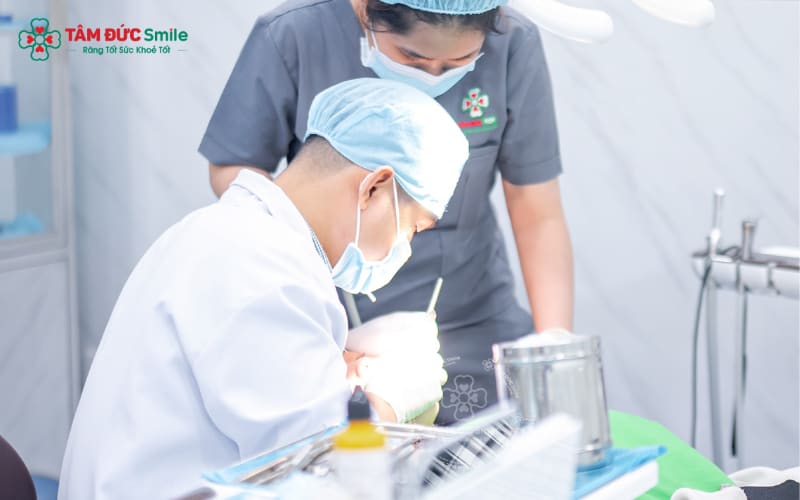Quá trình niềng răng nhựa được thực hiện qua nhiều giai đoạn thay khay, kết hợp tái khám