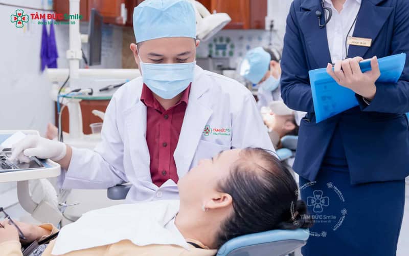 Bác sĩ Nha khoa Tâm Đức Smile thăm khám và đánh giá trường hợp mất răng để tư vấn thời điểm nên trồng răng Implant.