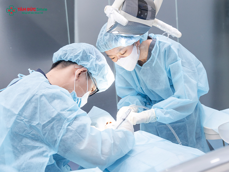 Bác sĩ có kinh nghiệm giúp kiểm soát vị trí, hướng và độ sâu khi cấy trụ Implant Thụy Sĩ, góp phần nâng cao độ ổn định phục hình.