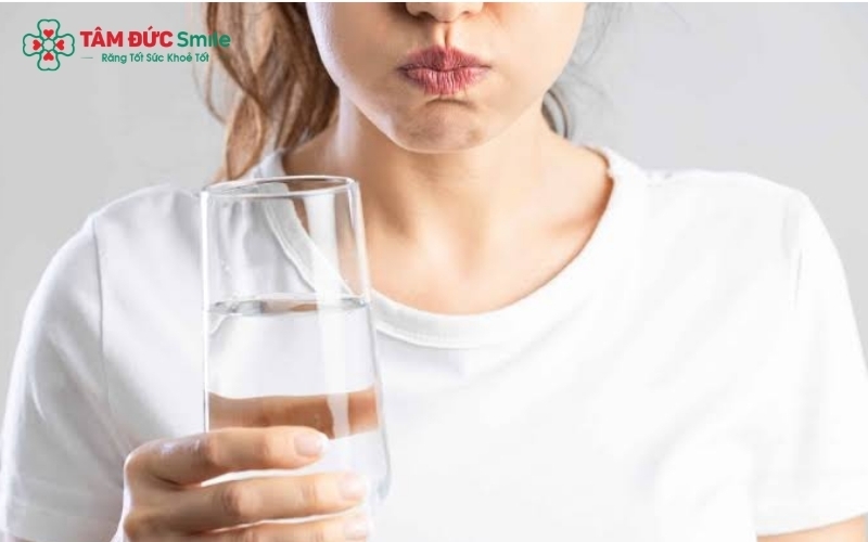 Các phương pháp tại nhà như súc miệng nước muối, vệ sinh kỹ bằng kem Fluoride chỉ hỗ trợ giảm đau tạm thời và ngăn chặn vi khuẩn phát triển, không thể thay thế việc điều trị lỗ sâu tại nha khoa.