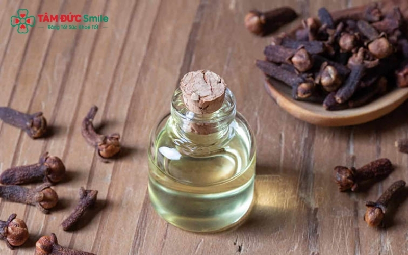 Dầu đinh hương là phương pháp giúp xoa dịu cảm giác khó chịu tạm thời khi răng khôn đang nhú.