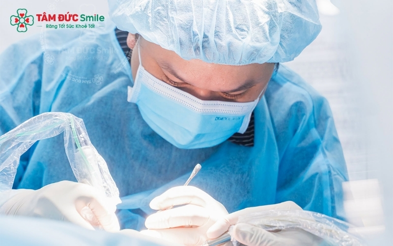 Tại Nha khoa Tâm Đức Smile, bác sĩ sẽ chụp phim X-quang/CT để xác định chính xác hướng mọc, từ đó đưa ra phương án điều trị triệt để