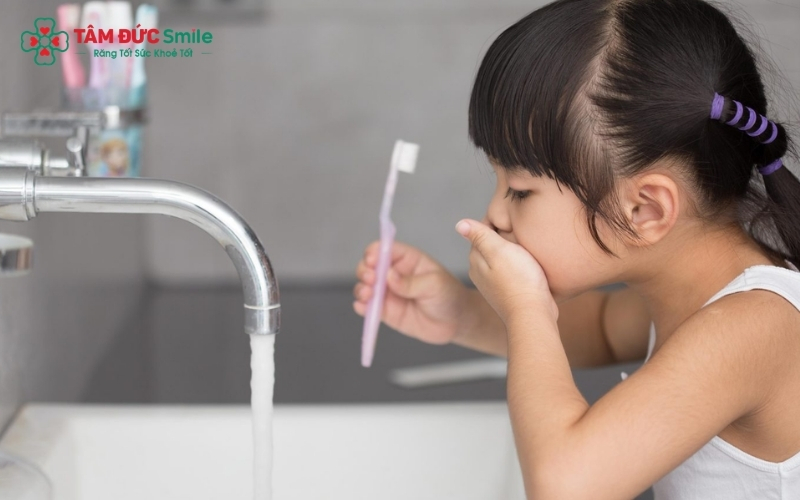 Các phương pháp chườm lạnh và súc miệng bằng nước muối chỉ giúp giảm cảm giác khó chịu tạm thời.
