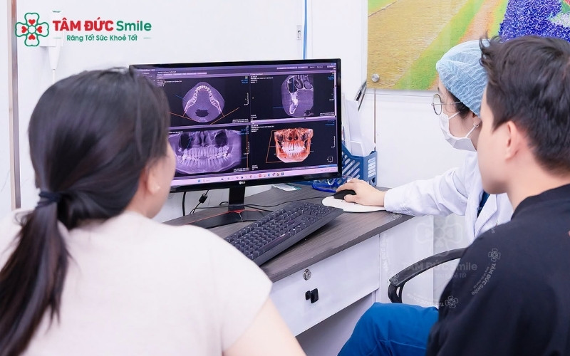 Khám răng định kỳ tại Nha khoa Tâm Đức Smile giúp phát hiện sớm các bất thường và hướng dẫn trẻ thói quen vệ sinh răng miệng đúng cách trong giai đoạn thay răng.