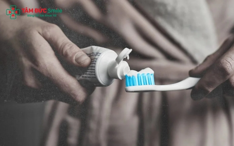 Sử dụng kem đánh răng chứa Fluoride nồng độ phù hợp là cách đơn giản và hiệu quả nhất để phòng ngừa sâu răng tại nhà.