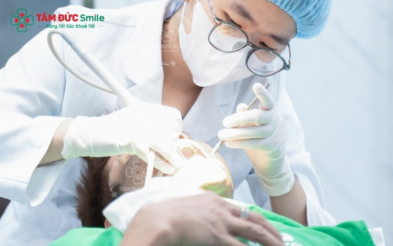 Thăm khám định kỳ tại Nha khoa Tâm Đức Smile giúp bạn kiểm soát tốt tình trạng khô miệng và ngăn ngừa sớm các biến chứng về răng nướu.