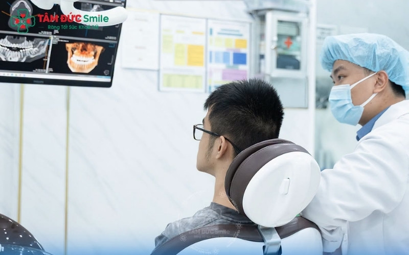 Sau khi niềng răng điều trị móm tại Nha khoa Tâm Đức Smile, giúp khách hàng tự tin với nụ cười mới.