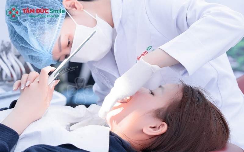 Kiểm tra tình trạng men răng và khớp cắn là bước quan trọng nhất để xác định bạn có đủ điều kiện thực hiện dán sứ Veneer hay không.