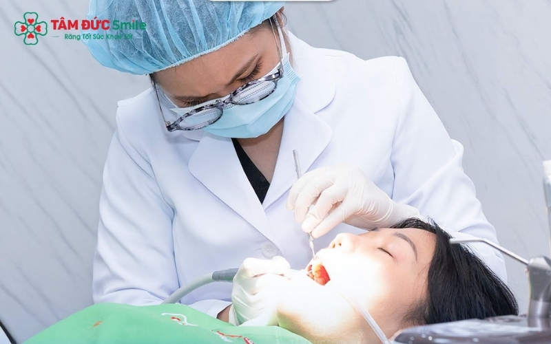 Thăm khám kỹ lưỡng trước khi điều trị và duy trì thói quen vệ sinh răng miệng đúng cách là chìa khóa để bảo vệ độ bền của mão sứ và sức khỏe răng thật.