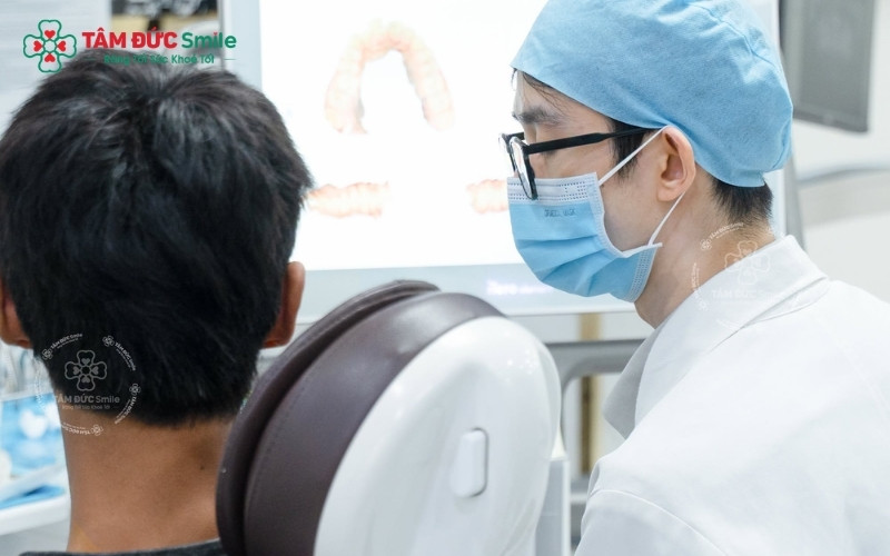 Tại Tâm Đức Smile, khách hàng được chụp CT Cone Beam 3D để bác sĩ đánh giá chính xác độ dày của xương, đảm bảo quy trình mài xương ổ răng an toàn và chính xác đến từng milimet.