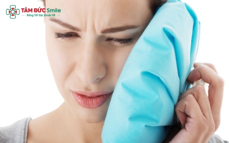 Chườm lạnh đúng cách là "chìa khóa" giúp làm dịu cơn đau răng số 7 và hỗ trợ ổ nhổ răng số 8 nhanh lành.