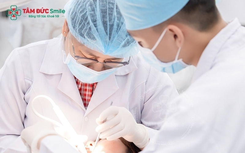 Tại Nha khoa Tâm Đức Smile, nếu răng số 7 bị tổn thương do răng khôn, bác sĩ sẽ ưu tiên các phương pháp điều trị bảo tồn như trám răng hoặc điều trị tủy để duy trì chức năng ăn nhai.