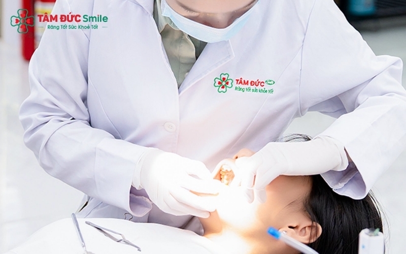 Thăm khám kỹ lưỡng và đánh giá cấu trúc xương hàm tại Tâm Đức Smile giúp xác định phương án niềng răng tối ưu, hạn chế tối đa việc nhổ răng không cần thiết.
