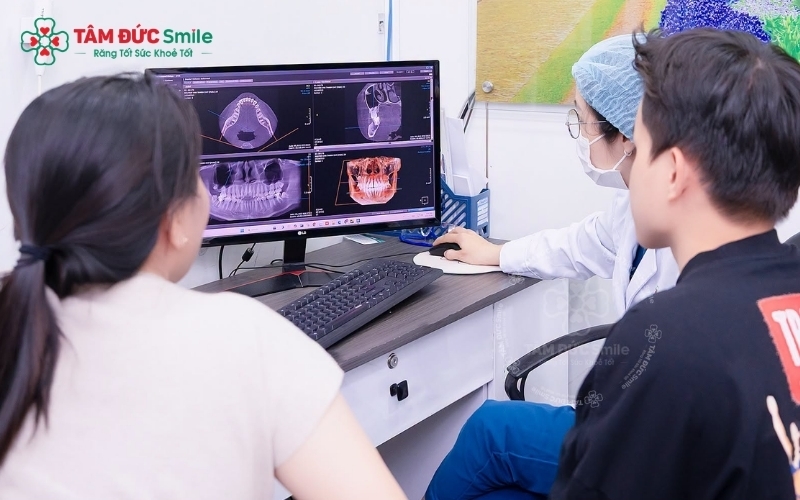 Nhờ kỹ thuật gây tê chuyên sâu và tay nghề bác sĩ giàu kinh nghiệm, quá trình nhổ răng khôn diễn ra nhẹ nhàng, giúp khách hàng loại bỏ nỗi lo đau nhức hay căng thẳng.
