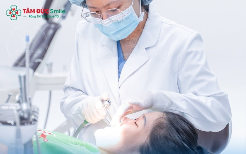 Tại Nha khoa Tâm Đức Smile, bác sĩ sử dụng công nghệ chẩn đoán hình ảnh 3D và máy siêu âm Piezotome để giúp quá trình nhổ răng khôn mọc nghiêng diễn ra an toàn, nhẹ nhàng.