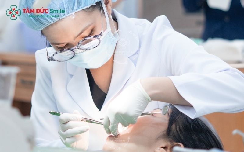 Dán sứ Veneer hoặc bọc răng sứ là giải pháp thẩm mỹ tối ưu giúp che phủ hoàn toàn các vệt nhiễm màu, trả lại nụ cười trắng sáng và đều màu cho khách hàng