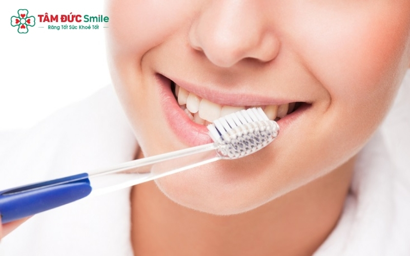 Súc miệng sau khi dùng thực phẩm đậm màu và duy trì thói quen vệ sinh răng miệng đúng cách là 'chìa khóa' để giữ cho hàm răng luôn trắng sáng và ngăn ngừa xỉn màu tái diễn.