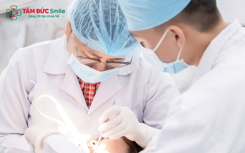 Từ việc lấy cao răng, tẩy trắng răng đến dán sứ Veneer – Nha khoa Tâm Đức Smile luôn ưu tiên các giải pháp phù hợp với tình trạng men răng thật của bạn.