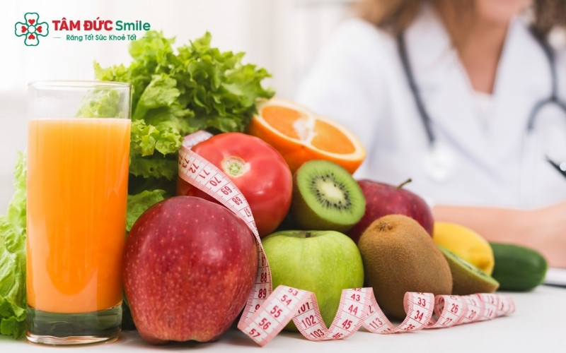 Ưu tiên các loại thực phẩm mềm, lỏng và giàu vitamin giúp cơ thể nhanh chóng phục hồi mà không gây áp lực lên ổ răng vừa nhổ.