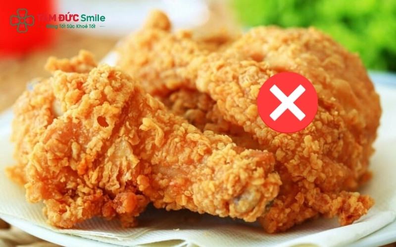 Không ăn thực phẩm cứng, dai hoặc dễ tạo vụn sau khi nhổ răng để tránh làm bong cục máu đông, gây ra tình trạng viêm ổ răng khô.