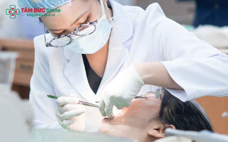 Khám răng định kỳ tại Nha khoa Tâm Đức Smile giúp bác sĩ theo dõi sát sao hướng mọc của răng vĩnh viễn, ngăn ngừa tình trạng răng mọc lệch, khấp khểnh.