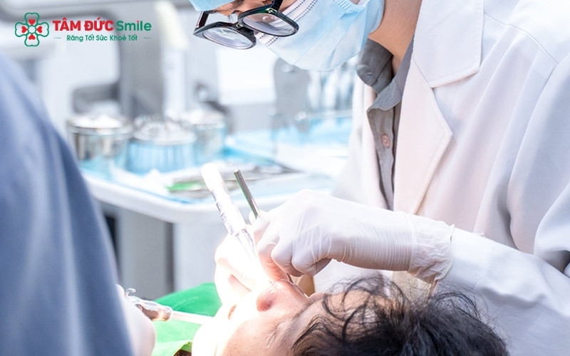 Chăm sóc răng miệng đúng cách, hạn chế thức ăn quá cứng và tái khám theo lịch sau khi trám giúp bảo vệ miếng trám bền lâu, không bị bong tróc hay đổi màu.