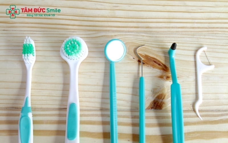 Bàn chải chỉnh nha được thiết kế chuyên biệt với rãnh chữ V, giúp làm sạch bề mặt răng và mắc cài đồng thời mà không làm tổn thương nướu.