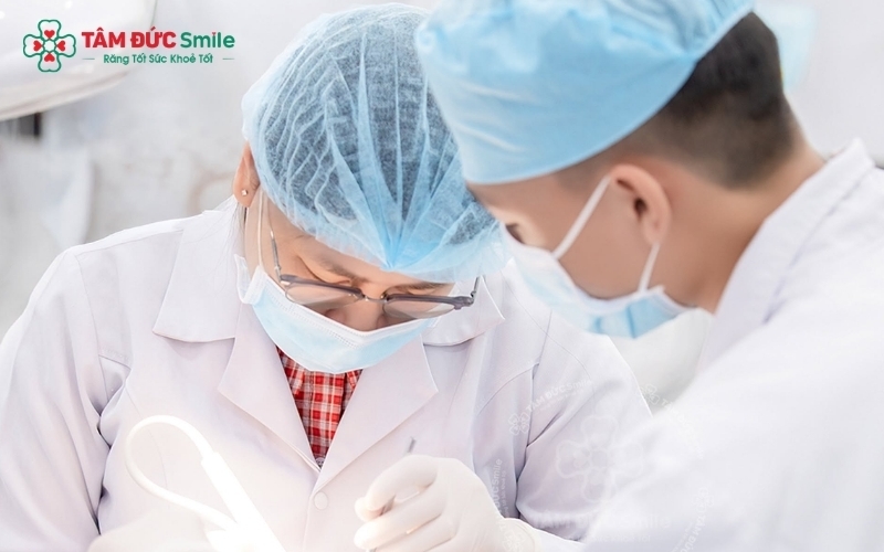 Thay thế mão sứ cũ bằng dòng răng toàn sứ là giải pháp tối ưu để lấy lại vẻ đẹp tự nhiên và bảo vệ sức khỏe nướu.